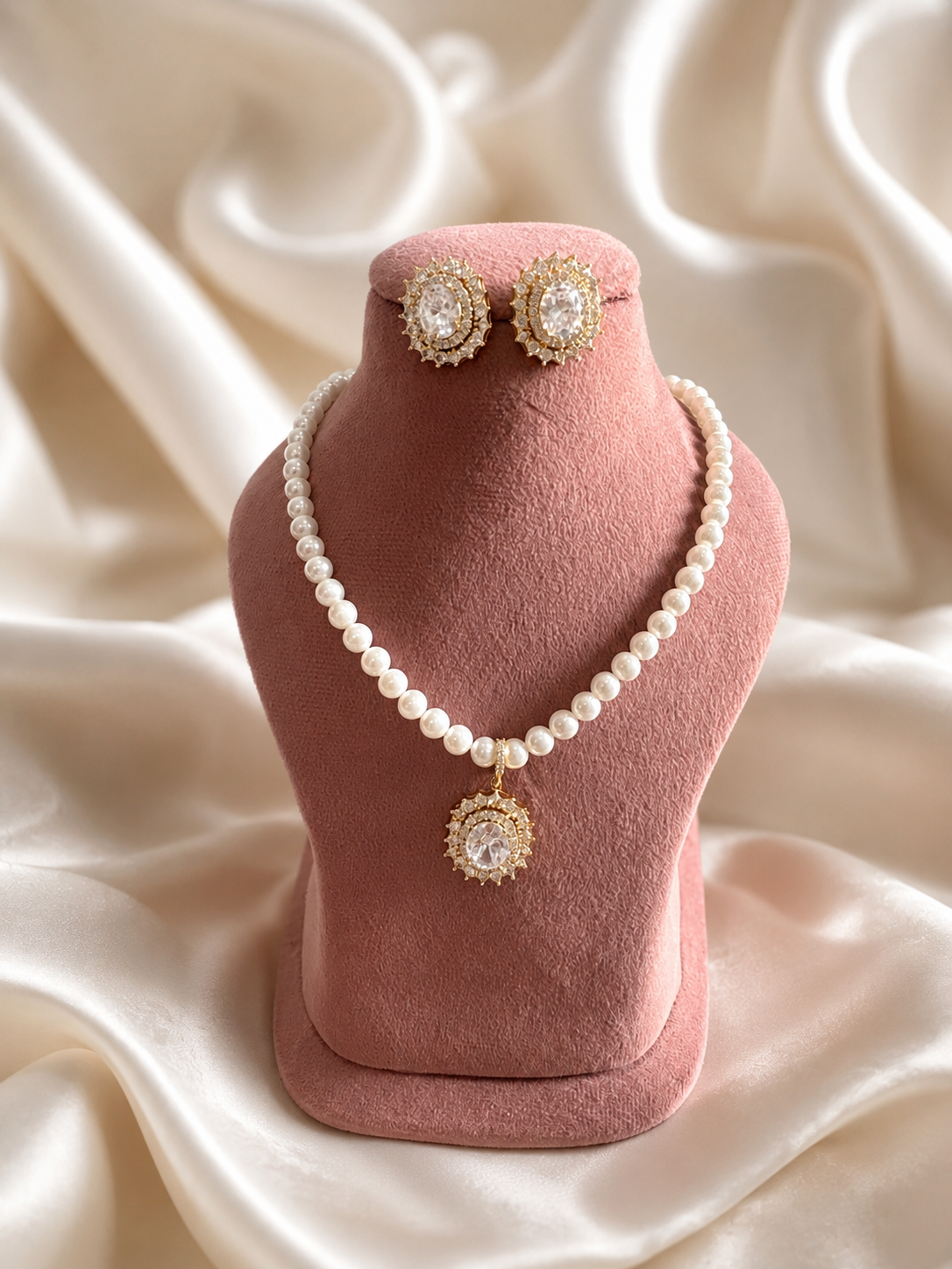 Fresh pearl necklace with earrings