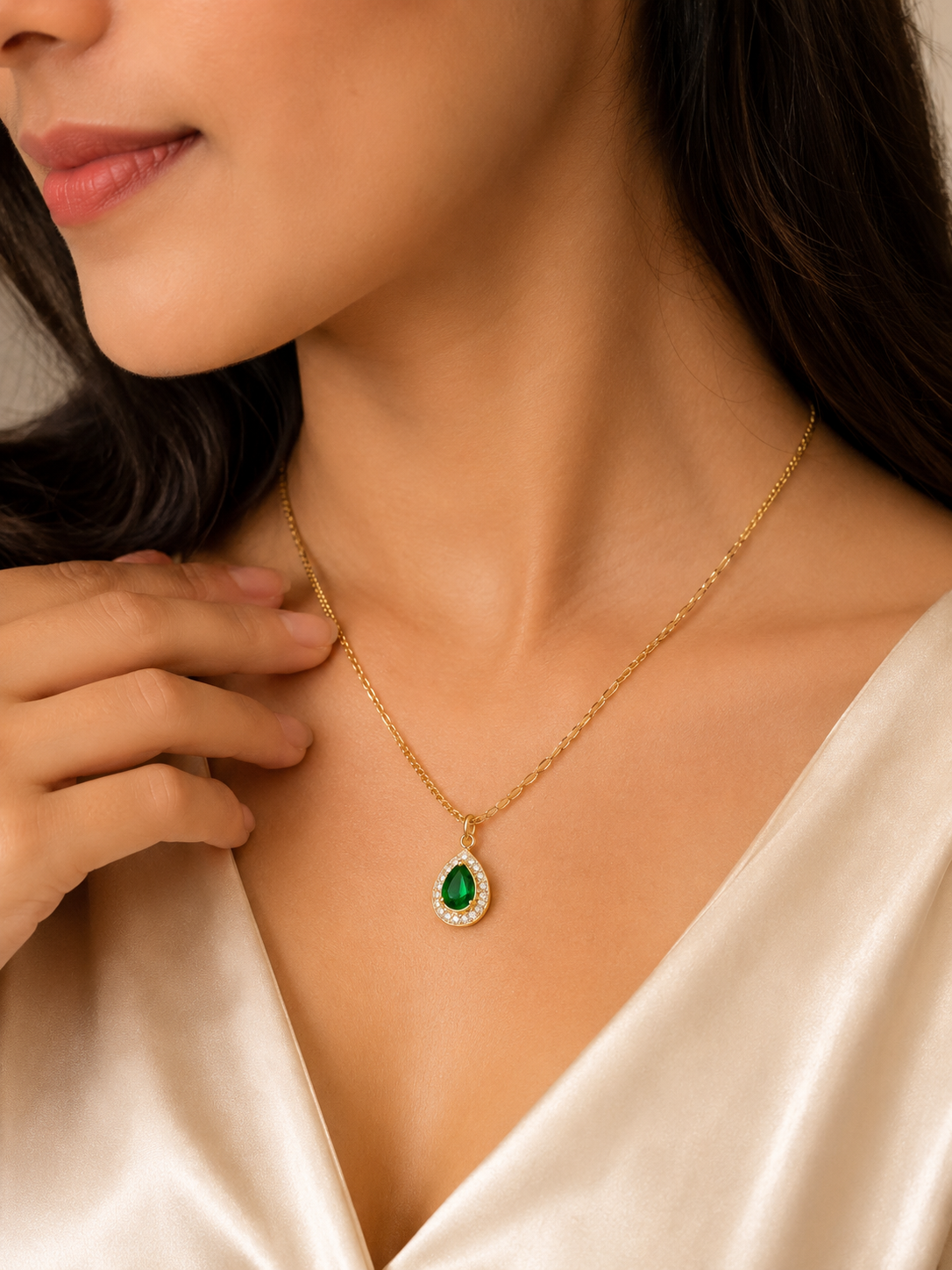 Emerald dewdrop neckpiece
