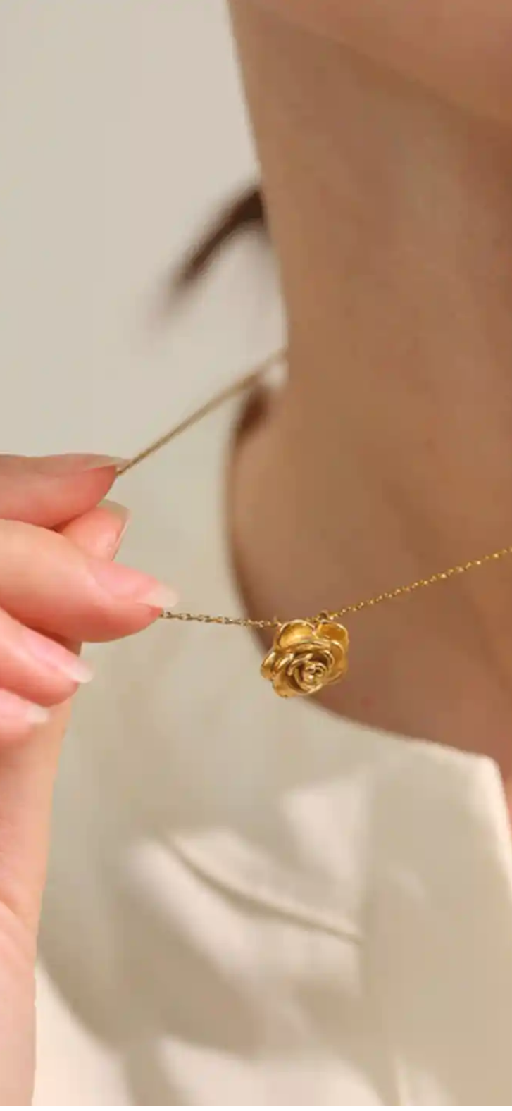 Lovora Rose pendant necklace
