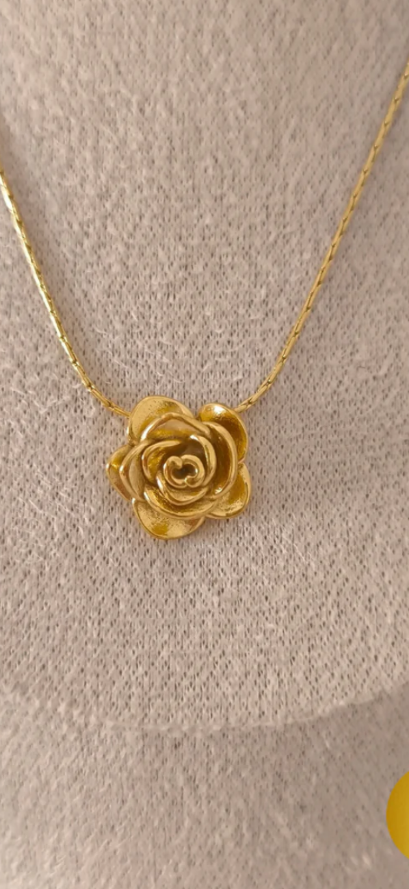 Lovora Rose pendant necklace